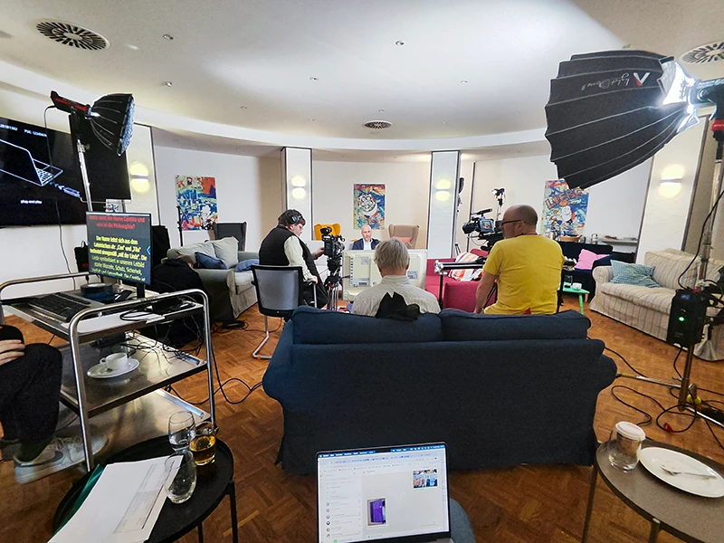 Behind-the-Scenes einer Produktvideo Produktion für Ascom im Healthcare-Bereich mit Kamerateam, Lichttechnik und Teleprompter am Filmset.