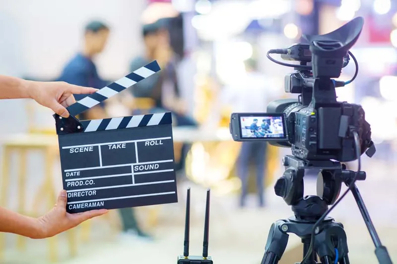 Professionelle Videoproduktion mit Kamera und Filmklappe – Dreharbeiten für ein Imagevideo oder Produktvideo im Unternehmenskontext