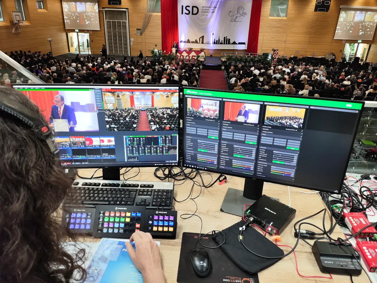 Hybrides Event professionell umgesetzt in großer Halle mit Regie und Livestream-Technik