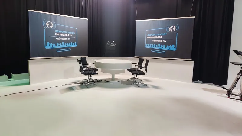 Studioproduktion in Düsseldorf für medizinische Lehrvideos mit Moderationstisch, Kameratechnik und Projektionsflächen.