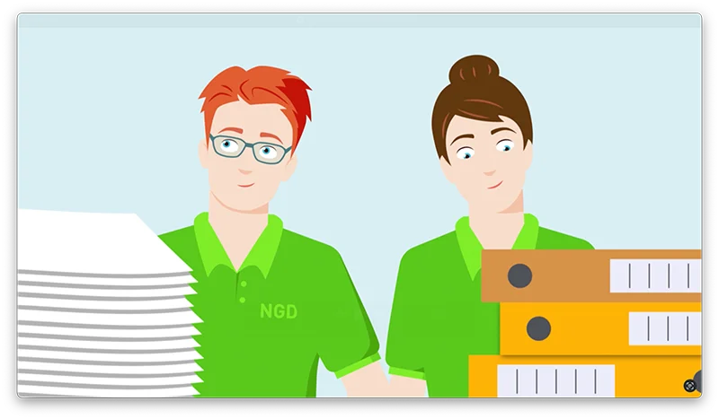Zwei animierte NGD-Mitarbeitende neben Papierstapeln und Aktenordnern in einem Erklärvideo zur Softwareumstellung.